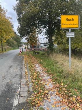 Ein Bild, das draußen, Text, Baum, Schild enthält.
KI-generierte Inhalte können fehlerhaft sein.